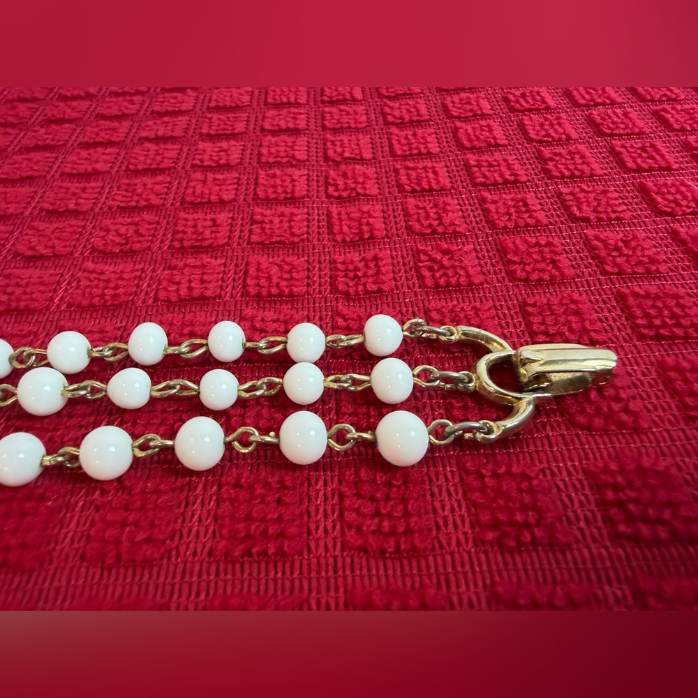 Vintage White Beaded Floral Bracelet Gold Tone Triple Strand Mid Century - Picture 3 of 10